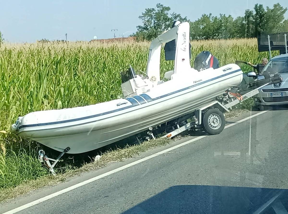 Mappano, motoscafo in un campo di mais: la scena surreale che ha sorpreso gli automobilisti